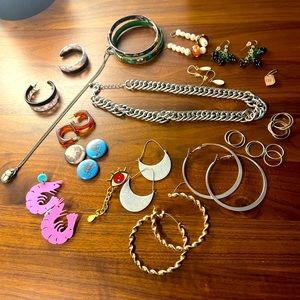 Lot of mixed jewelry.